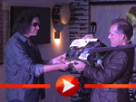 Gene Simmons übergibt dem Hard Rock Café Berlin eine Chrome Axe