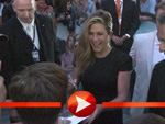 Jennifer Aniston nimmt ein Bad in der Menge