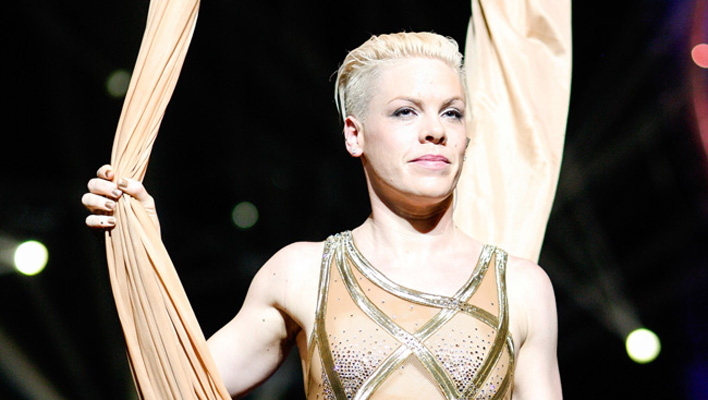 Pink: Verzückt mit süßem Babybauch-Foto