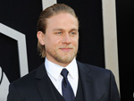 Charlie Hunnam: Freundin musste OK zu ’50 Shades‘ geben