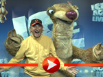 Otto Waalkes beim Fotoshooting mit Faultier Sid