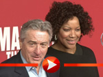 Robert de Niro posiert gut gelaunt mit Ehefrau Grace in Berlin