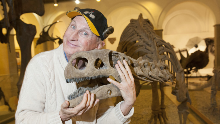 Otto Waalkes mit Dino (Foto: 2013 Constantin Film Verleih GmbH)