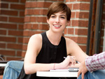 Anne Hathaway: Präsentiert ihren Baby-Bauch