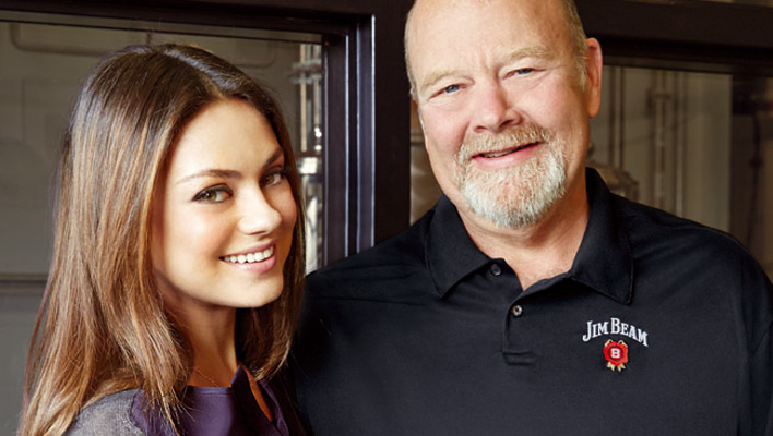 Mila Kunis und Jim Beam-Typ