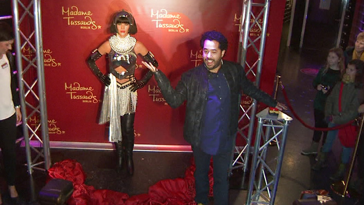 Adel Tawil mit Whitney Houstons Wachsfigur (Foto: HauptBruch GbR)