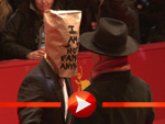 Shia LaBeouf mit Tüte über dem Kopf auf der Berlinale 2014