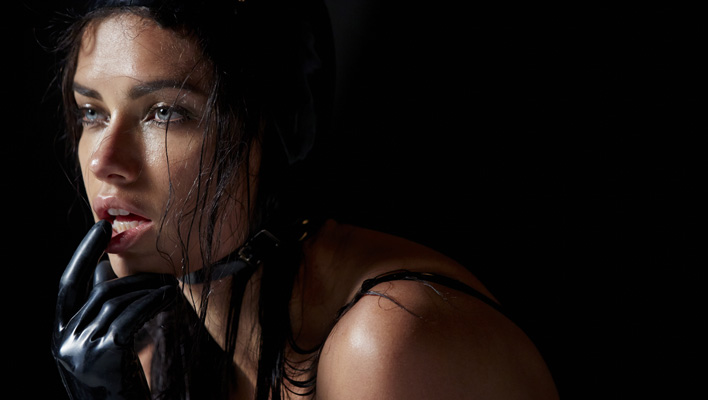 Adriana Lima (Foto: From the backstage of 2015 Pirelli Calendar by Steven Meisel, image by Marc Regas)