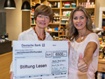 Bettina Cramer: Nimmt Spendenscheck für die „Stiftung Lesen“ entgegen