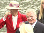 Königin Margrethe von Dänemark: Trinkt Schnaps mit Bundespräsident Joachim Gauck auf Wikingerschiff