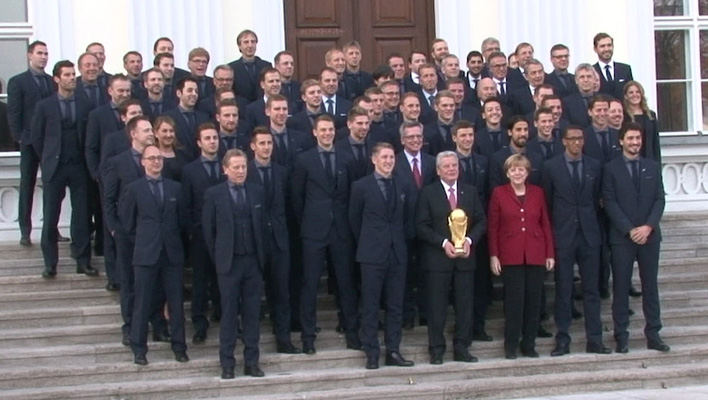 Fußballnationalmannschaft mit WM-Pokal (Foto: HauptBruch GbR)