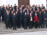 Fußball-Weltmeister zurück in der Hauptstadt: Joachim Gauck hält den WM-Pokal