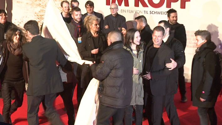 Til Schweiger und Demonstranten (Foto: HauptBruch GbR)