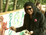 Gene Simmons beim Malen: Schaf oder Frau?