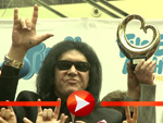Gene Simmons malt mit Kindern in Berlin