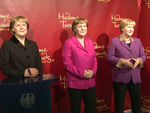 Die dreifache Angela Merkel: Gipfeltreffen im Madame Tussauds Berlin