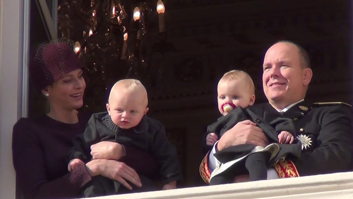 Fürst Albert II von Monaco mit seiner Frau Charlene von Monaco und den Zwillingen Jacques und Gabriella