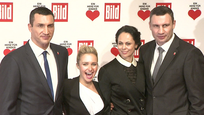 Wladimir Klitschko mit seiner Freundin Hayden Panettiere, seinem Bruder Vitali Klitschko und dessen Frau Natalia Klitschko (Foto: HauptBruch GbR)