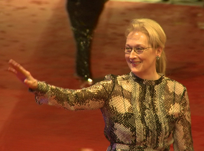 Meryl Streep begrüßt die wartenden Fans bei der Eröffnung der 66. Berlinale