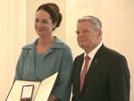 Natalia Wörner trifft Joachim Gauck: Weshalb erhält sie das Bundesverdienstkreuz?