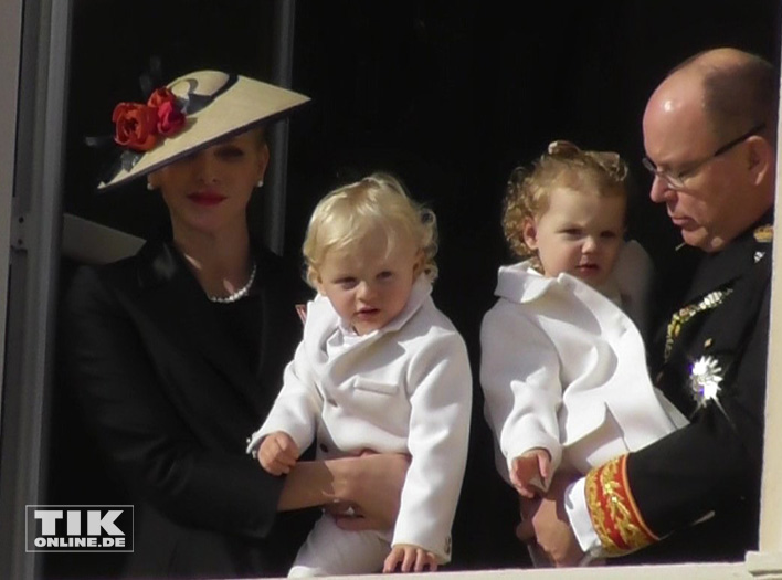 Die Zwillinge Jacques und Gabriella staunten auf den Armen ihrer Eltern, Fürst Albert II und Charlene von Monaco, über die vielen Menschen