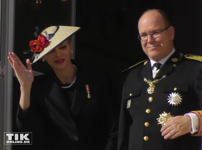 Fürstin Charlene und Fürst Albert II von Monaco grüßen ihre Untertanen