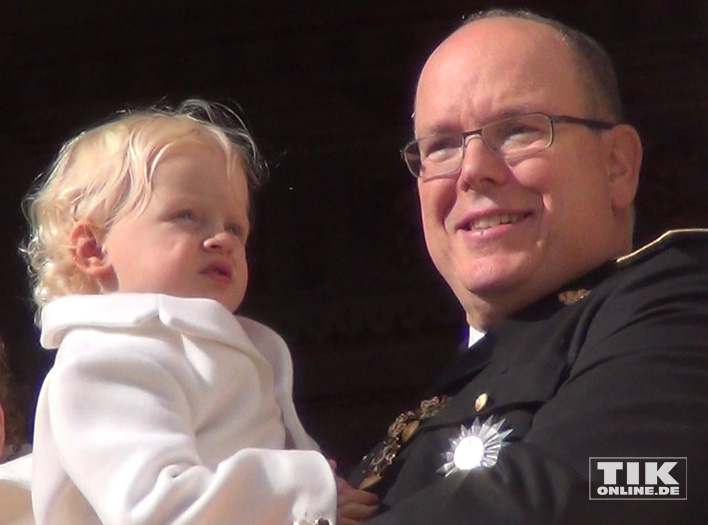 Fürst Albert II von Monaco mit seinem Sohn Jacques auf dem Arm