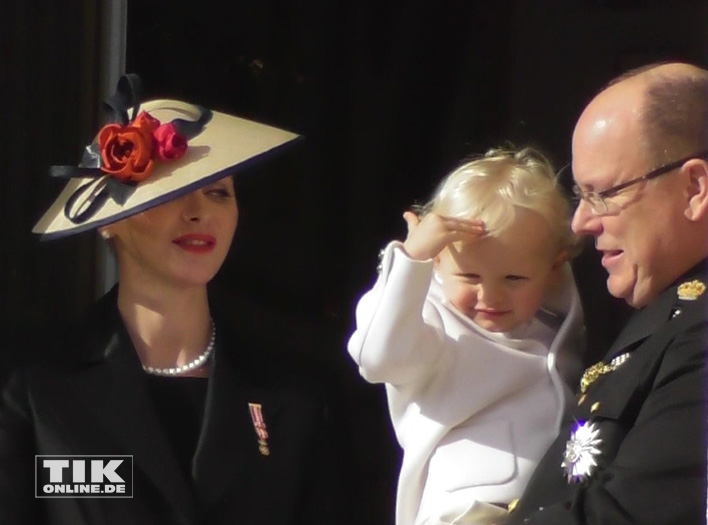 Der kleine Jacques salutiert zur Freude von Fürstin Charlene und Fürst Albert II von Monaco