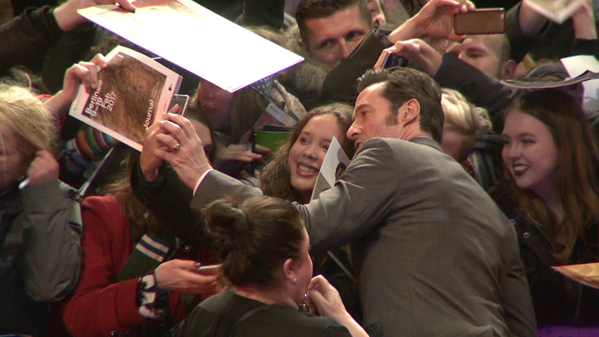 Hugh Jackman bei der Logan-Premiere mit seinen Fans in Berlin