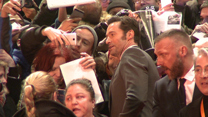 Hugh Jackman bei der "Logan - The Wolverine"-Premiere in Berlin mit seinen Fans