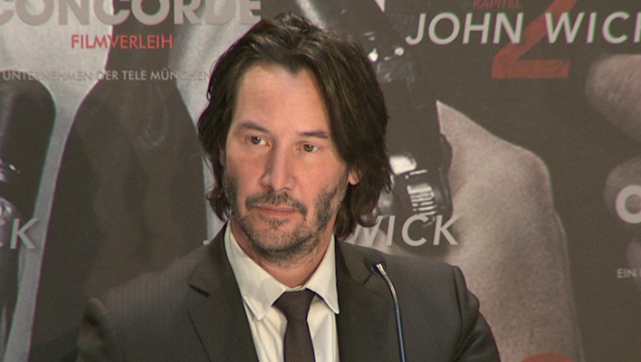 Keanu Reeves: Single-Geständnis, Wasser aus der Flasche und ein Hustenanfall