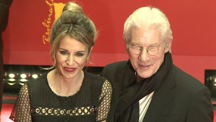 Verliebt: Richard Gere küsst Freundin in Berlin!