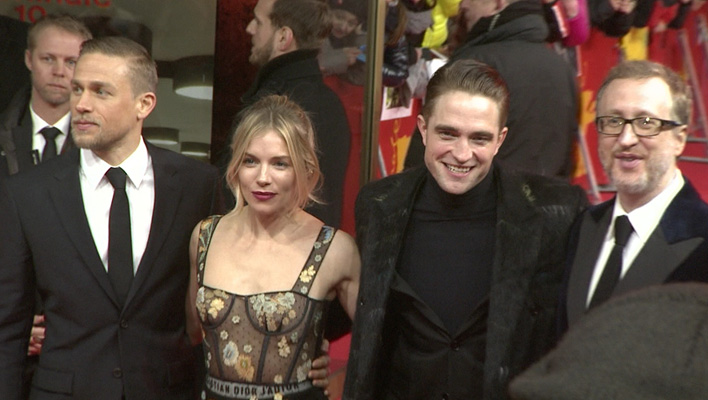 Robert Pattinson „kuschelt“ mit seinen Fans in Berlin: „Die versunkene Stadt Z“ feiert Berlinale-Premiere