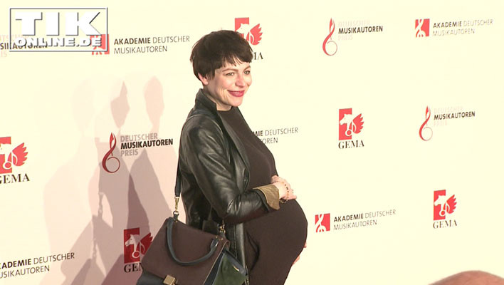Sänegrin Cäthe alias Catharina Sieland schwanger mit Babybauch
