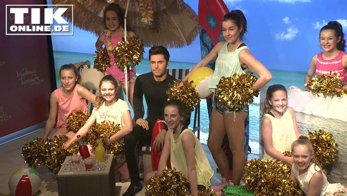 Die ALBA Junior Dancers mit  Faye Montana umringen Zac Efron