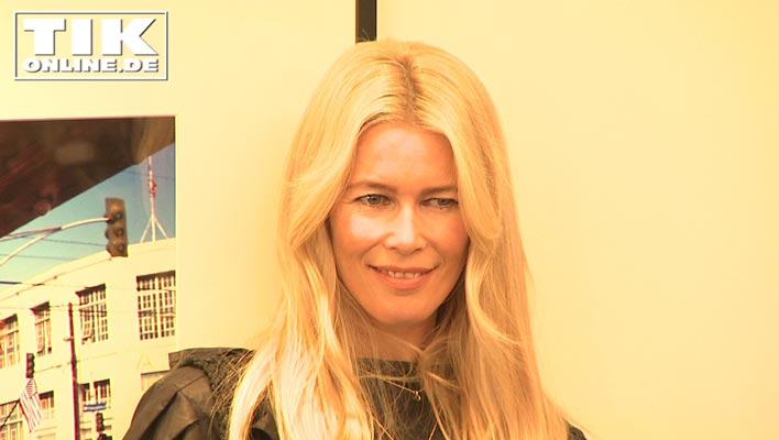 Toller Auftritt – Claudia Schiffer im Fan-Getümmel in Berlin!