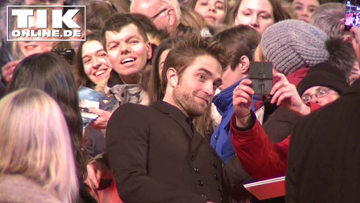 „Damsel“-Premiere – Robert Pattinson „badet“ in seinen Fans