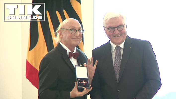 Schreck im Schloss Bellevue – Otto Waalkes lässt sein Bundesverdienstkreuz fallen