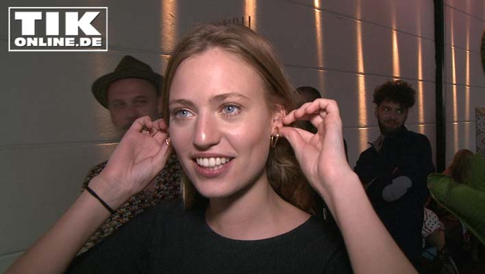 Cosima Auermann als Spontan-Tätowiererin – Schweighöfer-Freundin Ruby O. Fee zeigt Haut!