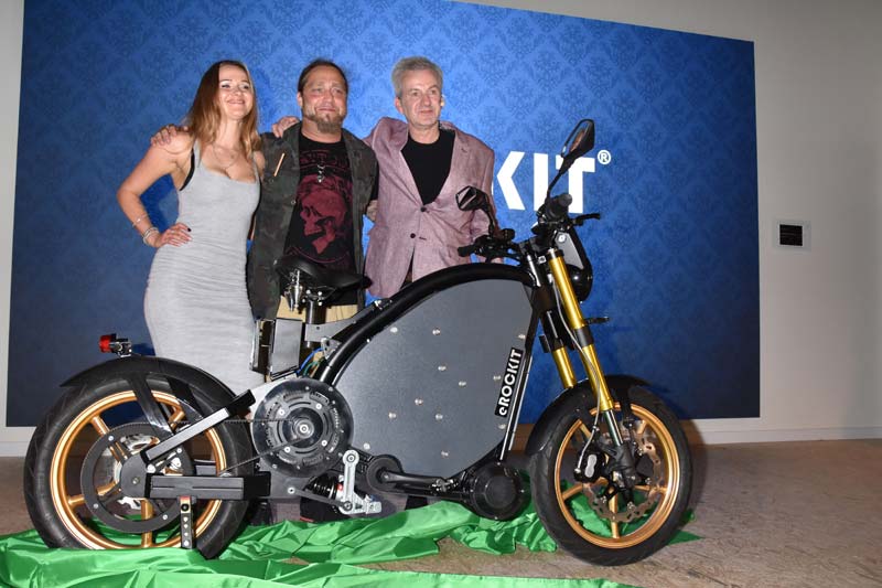 Heiße Bikes, Drinks und Insekten – E-Motorrad eROCKIT feiert Weltpremiere!