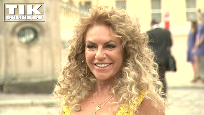 Neuer Look zur Presseball Sommergala – Christine Neubauer verliebt mit blonden Locken!