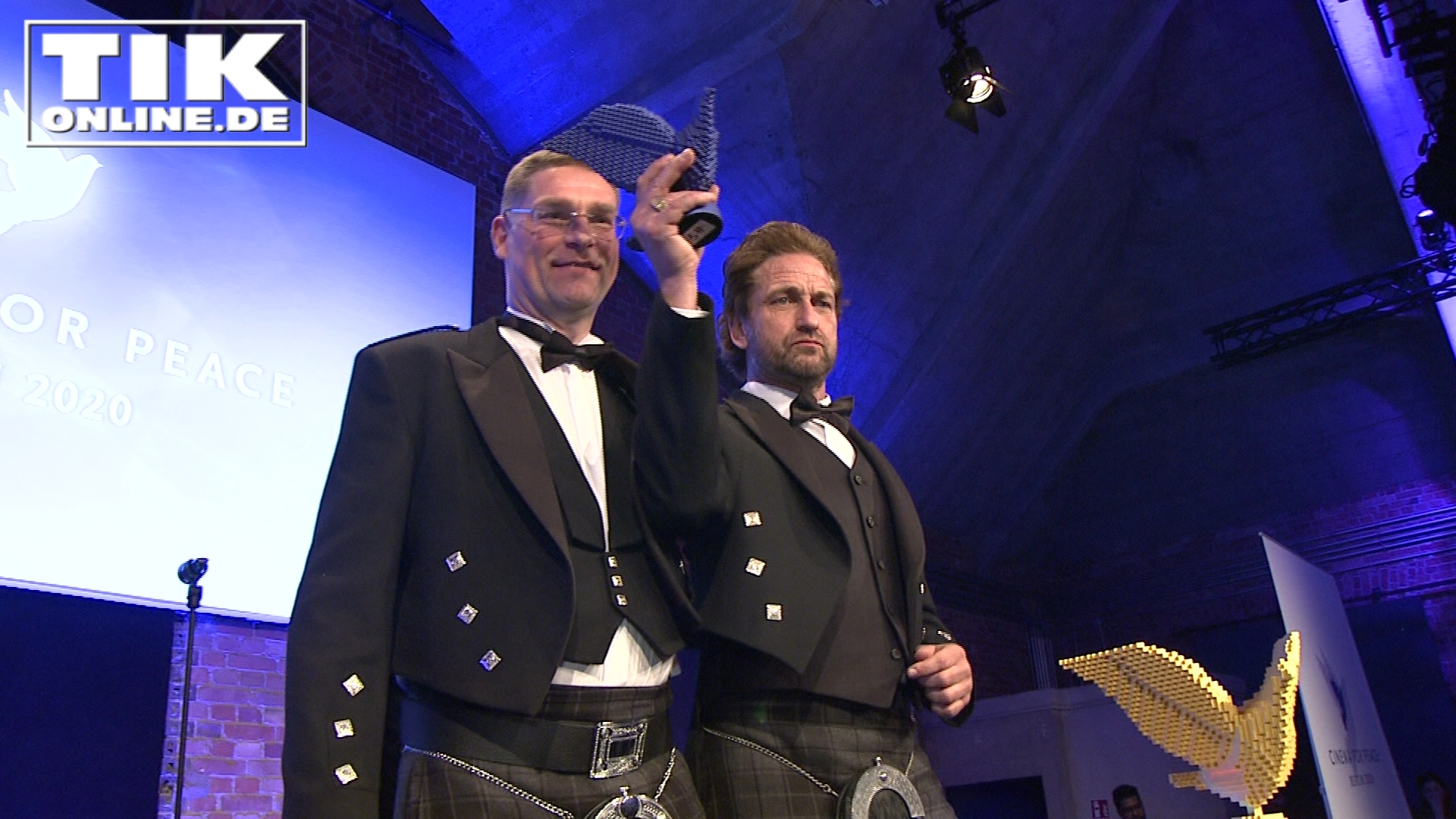 „Cinema For Peace“ – Gerard Butler im Rock, Vanessa Redgrave versteigert ihre Kleidung!