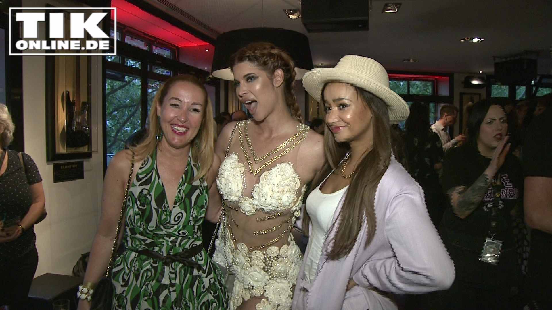 30 Jahre Hard Rock Cafe Berlin –  Micaela Schäfer mit Höschen