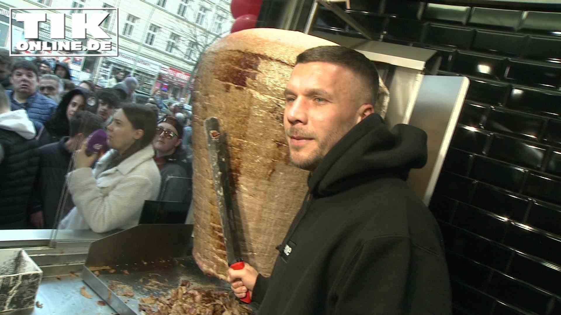 Lukas Podolski eröffnet Dönerstand in Berlin – Was der Döner kostet und wer der erste Star-Gast war…