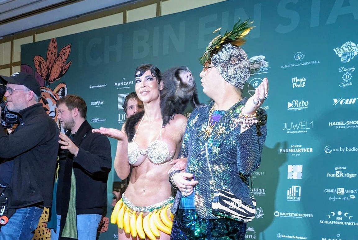 Micaela Schäfer bringt echten Affen mit auf Party!