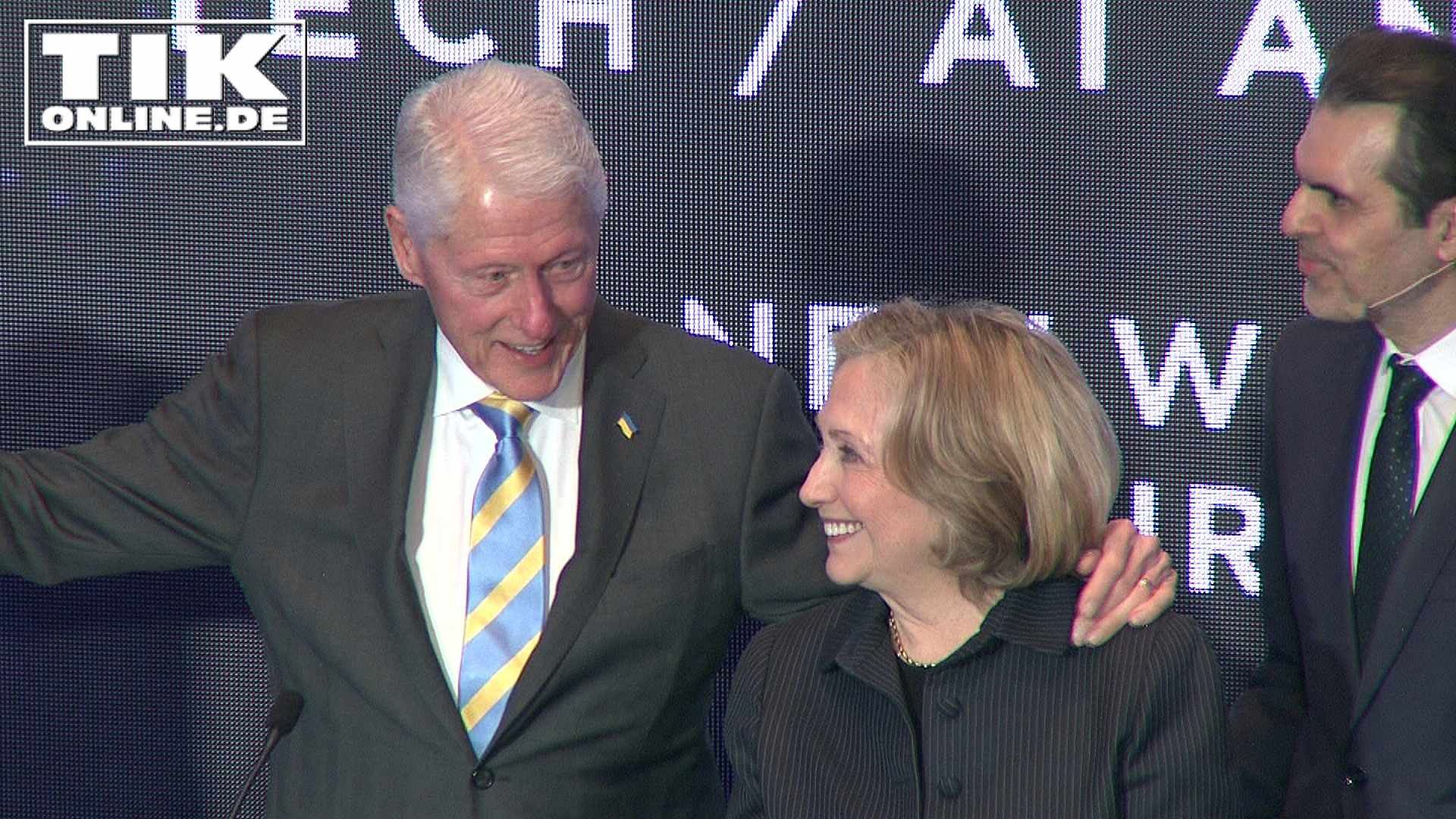 Bill Clinton in Berlin als „Peacemaker of the Century“ geehrt – Warum er in die Hauptstadt kam…