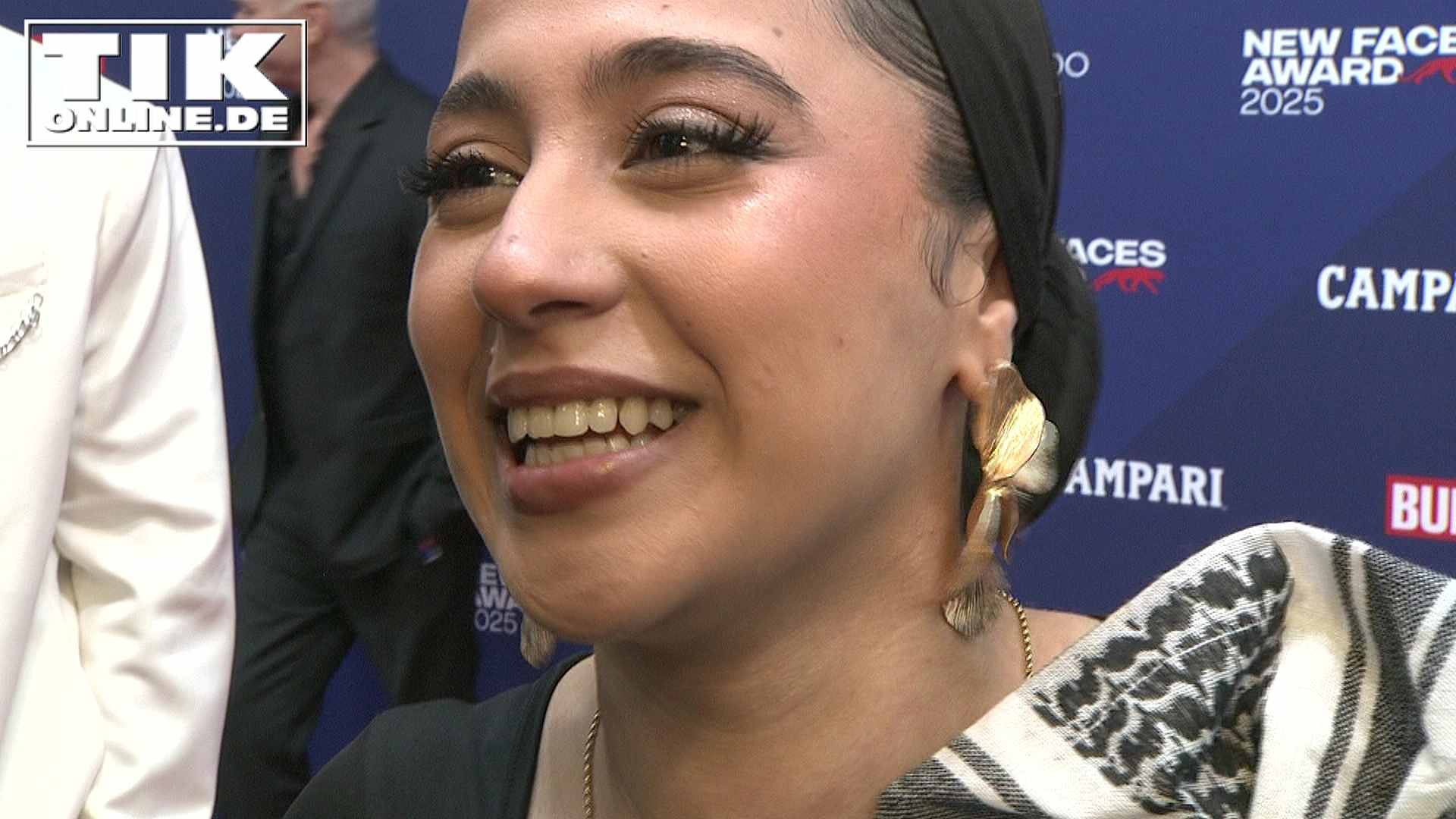 New Faces Award 2025 – Tua El-Fawwal gewinnt Sonderpreis – Warum sie immer ein Kopftuch trägt…