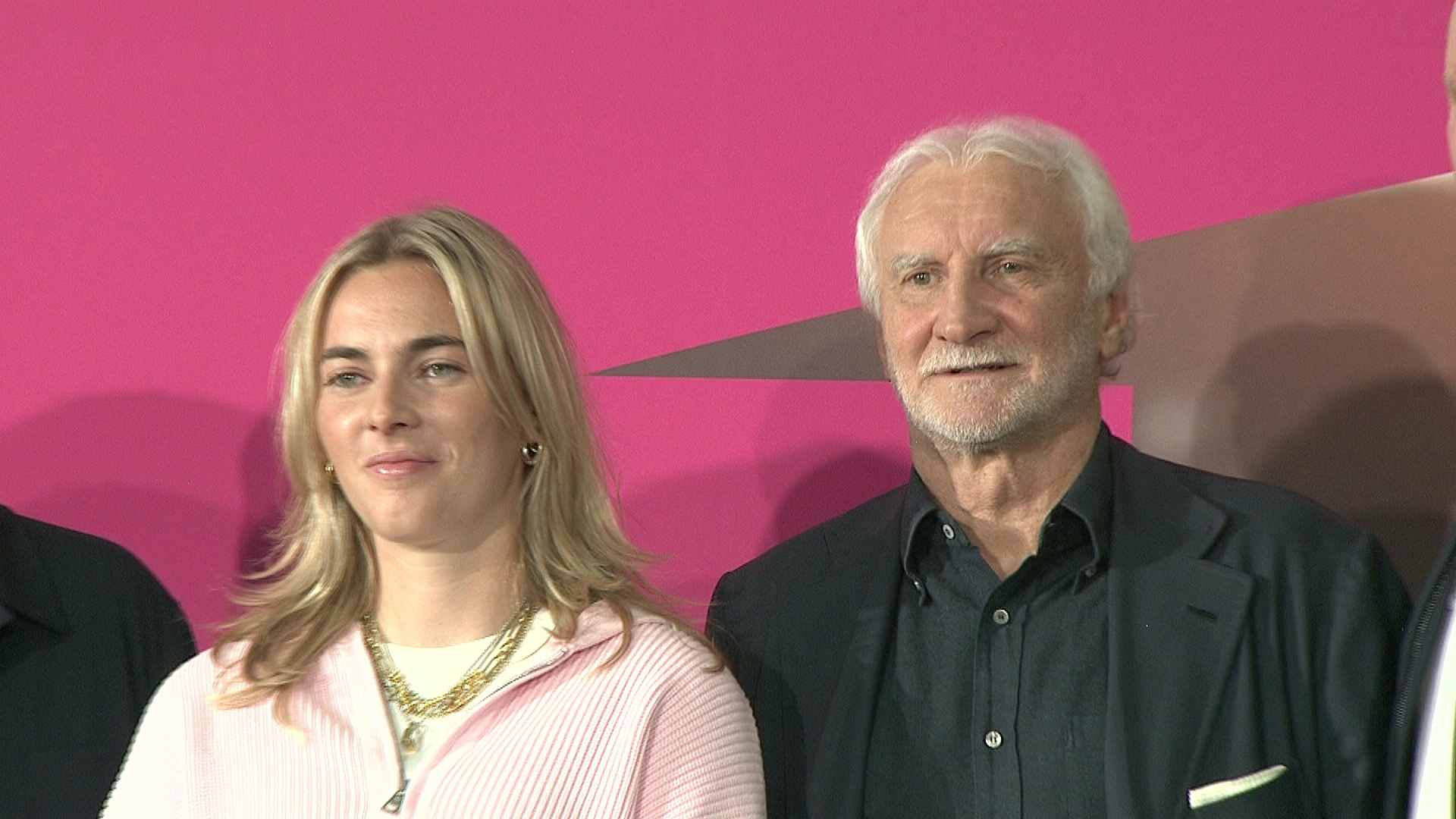 Telekom sichert sich komplette WM-Rechte – DFB-Sportdirektor Rudi Völler und Nationalspielerin Laura Freigang beim Pressetermin in Berlin