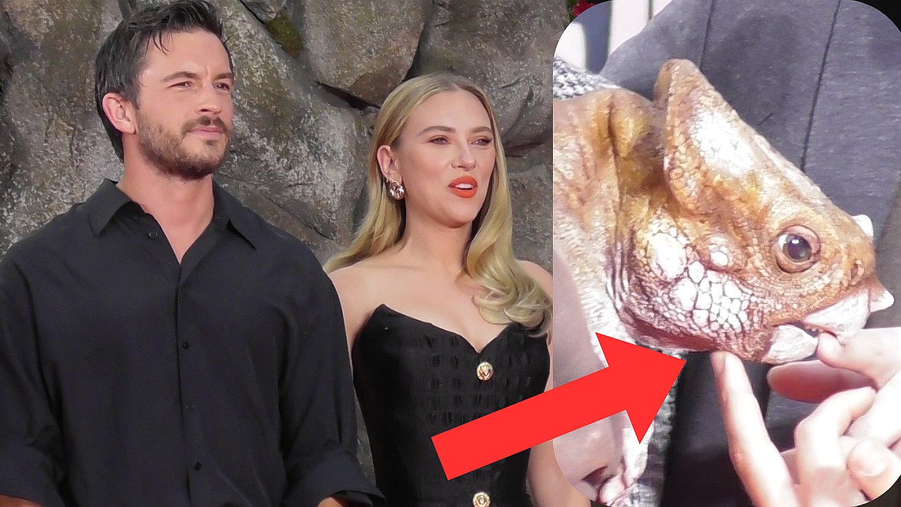 „Jurassic World“-Premiere – Dino-Baby auf dem Teppich mit Scarlett Johansson