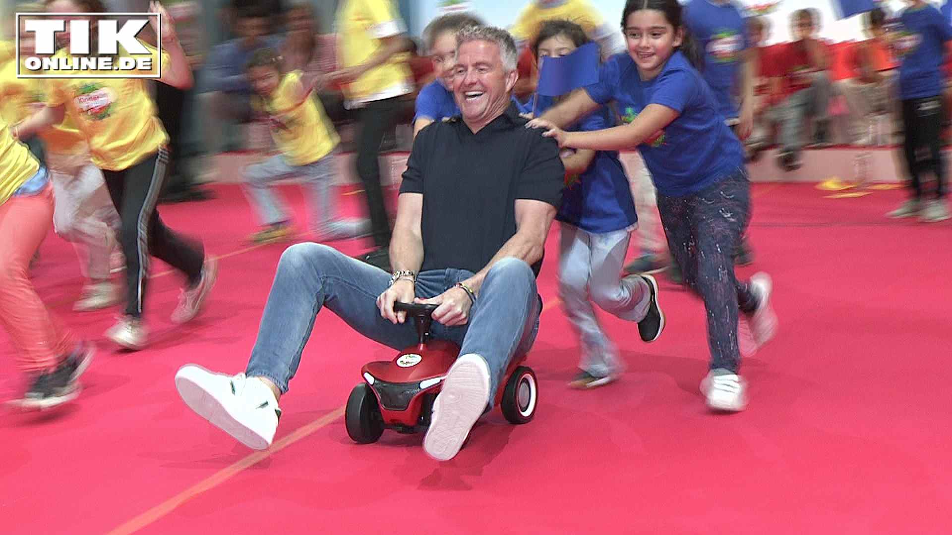 Promis fahren Bobbycar beim Kindertag – Ralf Schumacher sehr persönlich über seinen Freund, sein Leben und Bruder Michael